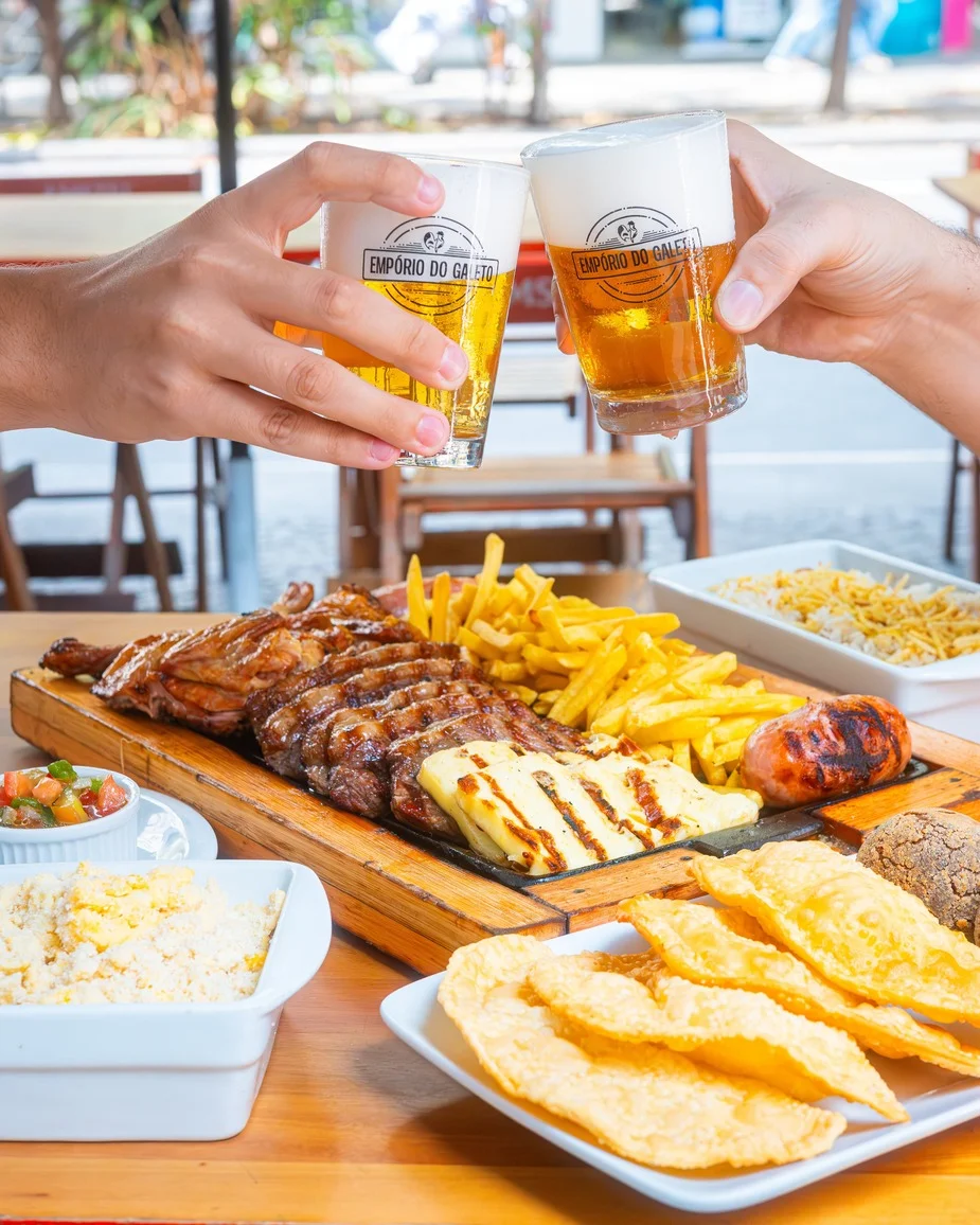 Mesa cheia em restaurante